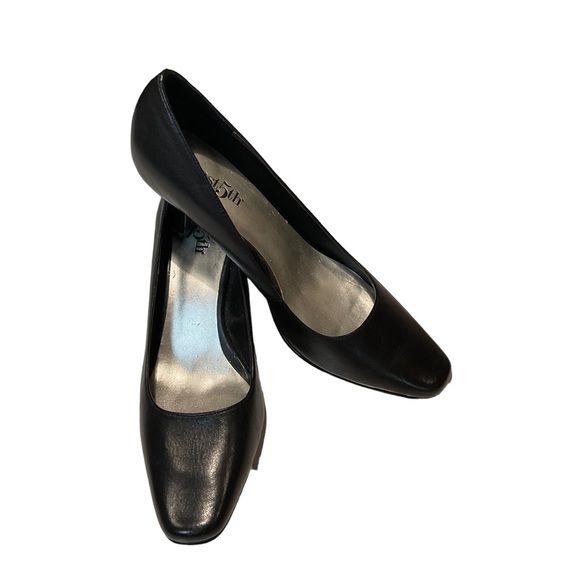 East 5th Women’s Black leather pumps. Size 6.5M - Picture 6 of 9